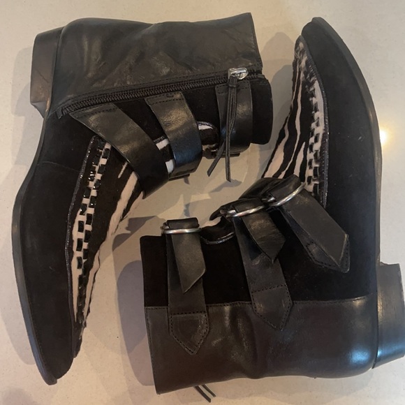 Isabel Marant Rowi Ankle Boot (Black/Zebra) - Picture 8 of 8